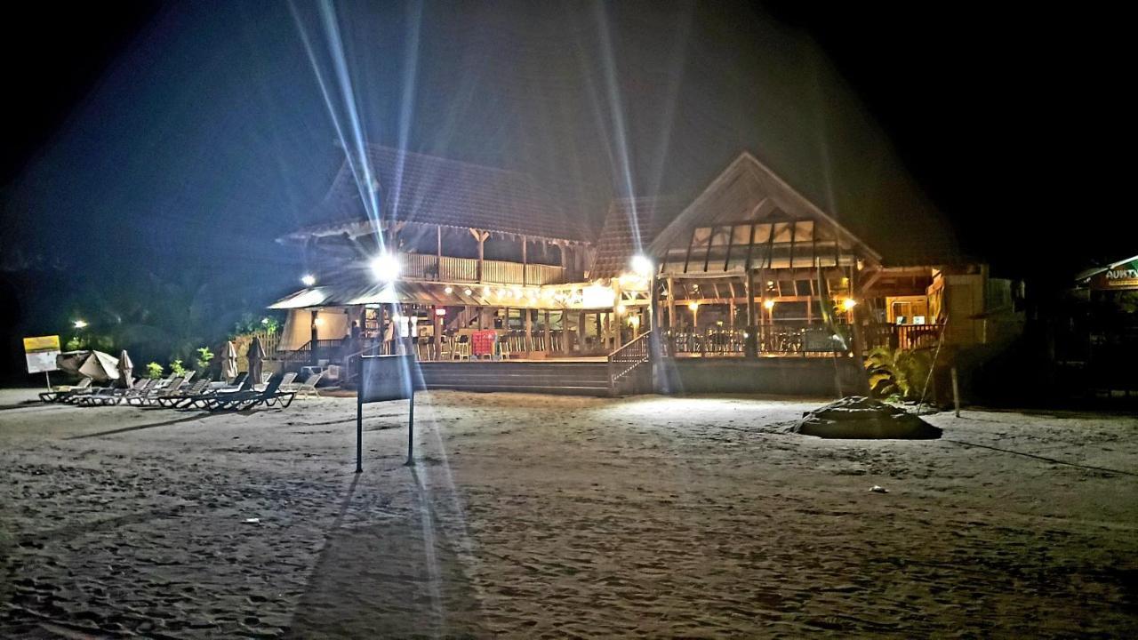 Yard Beach House Негрил Екстер'єр фото